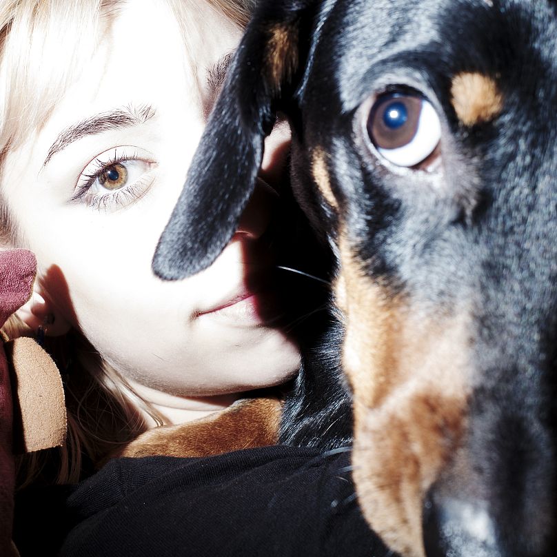 Diana, la partenaire de Hurduc, et leur chien.