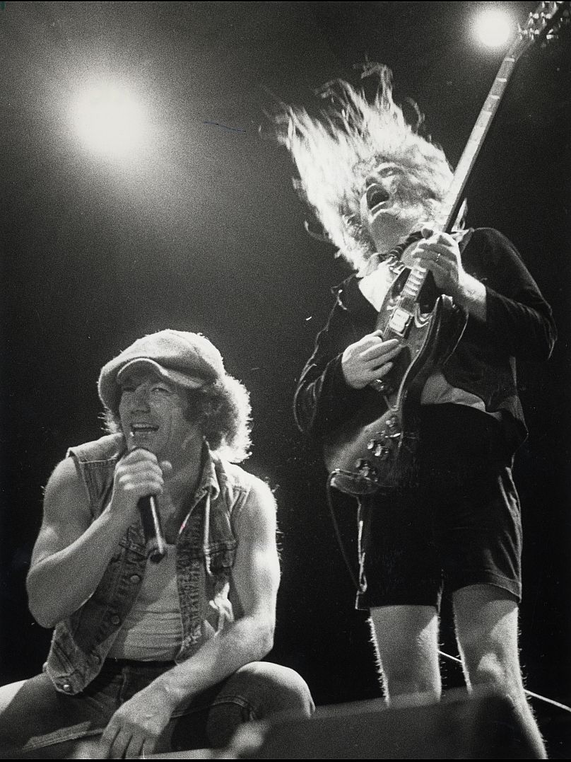 Le chanteur d'AC/DC Brian Johnson et le guitariste principal Angus Young se produisent au Southern Star Amphitheatre à Houston, le 12 octobre 1985.