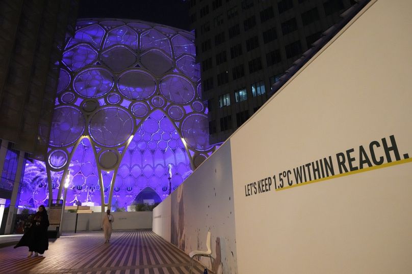 Un panneau près du dôme Al Wasl à Expo City indique : "gardons 1,5 degrés Celsius à portée de main" à la COP28.
