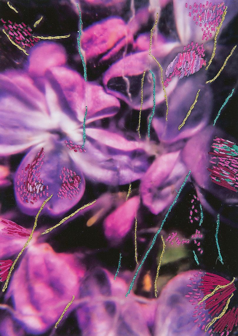 Œuvre de la série « Je ne sais pas comment les autres font ça ». Broderie sur photographie.