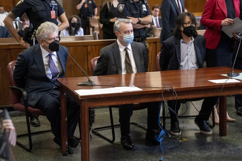 De gauche à droite, Glenn Horowitz, Craig Inciardi et Edward Kosinski comparaissent devant un tribunal pénal de New York après avoir été inculpés en 2022.