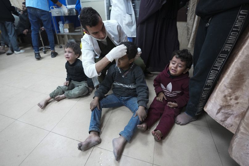 Les Palestiniens blessés lors du bombardement israélien de la bande de Gaza sont soignés dans un hôpital de Deir al Balah, le dimanche 4 février 2024.