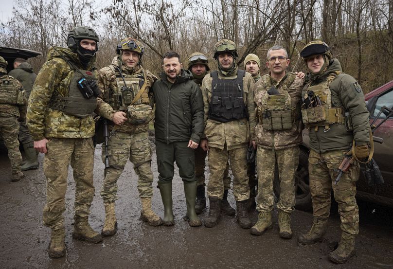 Le président ukrainien Volodymyr Zelensky, au centre, pose pour une photo avec des militaires lors de sa visite dans la région de Zaporizhzhia, théâtre de violents combats avec les troupes russes.