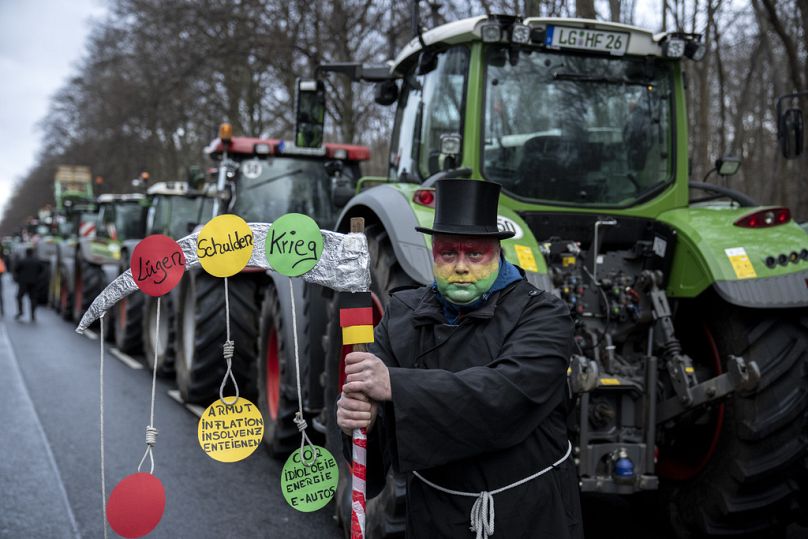 Un agriculteur pose pour une photo lors d'une manifestation à Berlin, en Allemagne, le lundi 15 janvier 2024.
