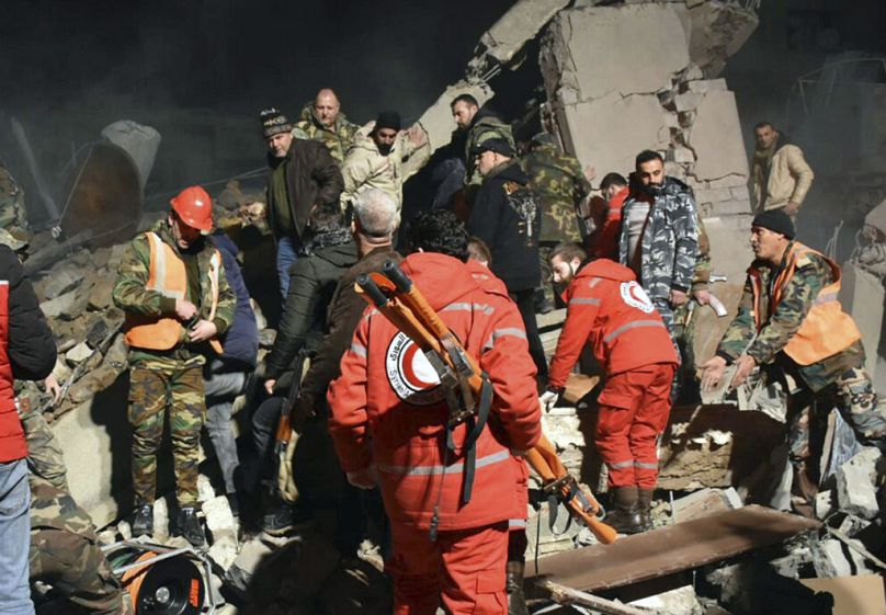 Les forces de sécurité syriennes et les agents de la défense civile recherchent des victimes sous les décombres d'un bâtiment détruit par les frappes aériennes israéliennes, à Homs, en Syrie, mardi soir.