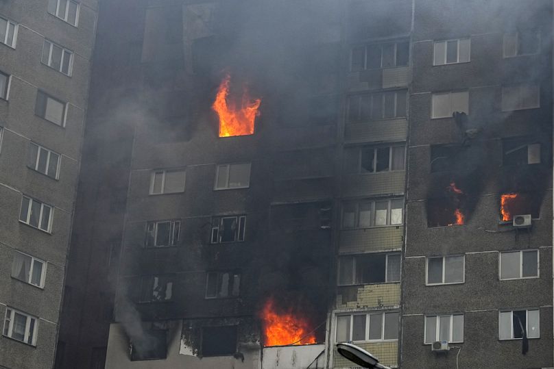 Le feu et la fumée s'échappent d'un immeuble après l'attaque russe à Kiev, en Ukraine, le mercredi 7 février 2024.