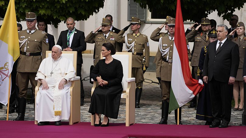 Le pape Franci est accueilli par la présidente hongroise Katalin Novák et le Premier ministre Viktor Orban à Budapest, avril 2023
