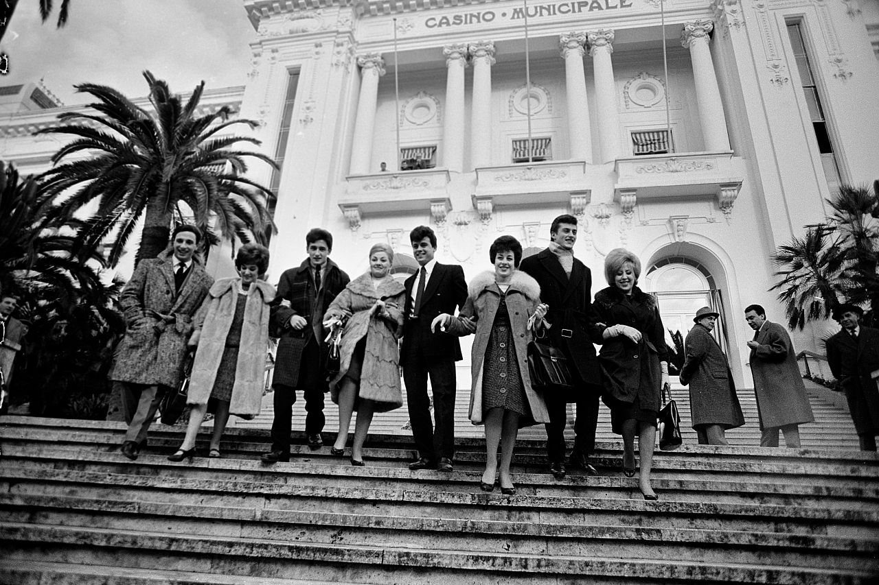 Photo de groupe du Festival de Sanremo 1961 sur les marches du Casino : LR Rocco Granata, Jolanda Rossin, Pino Donaggio, Silvia Guidi, Little Tony, Nadia Liani, Tony Renis, Betty Curtis.