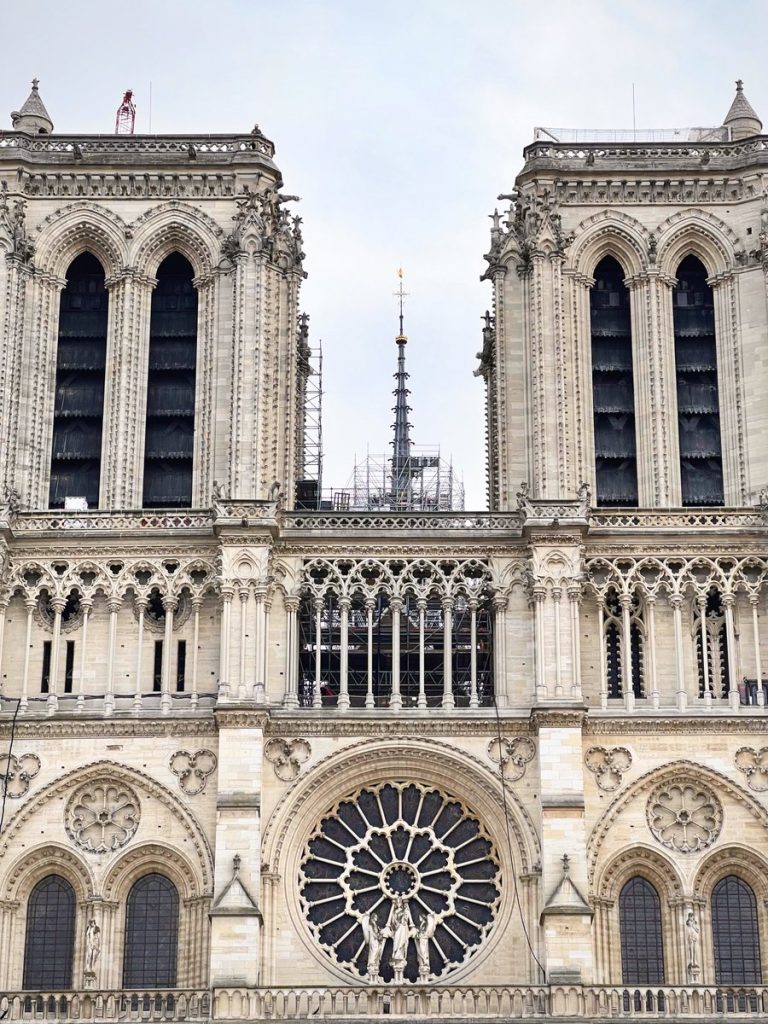 Elle se dessine à nouveau dans le ciel ! Fierté française.