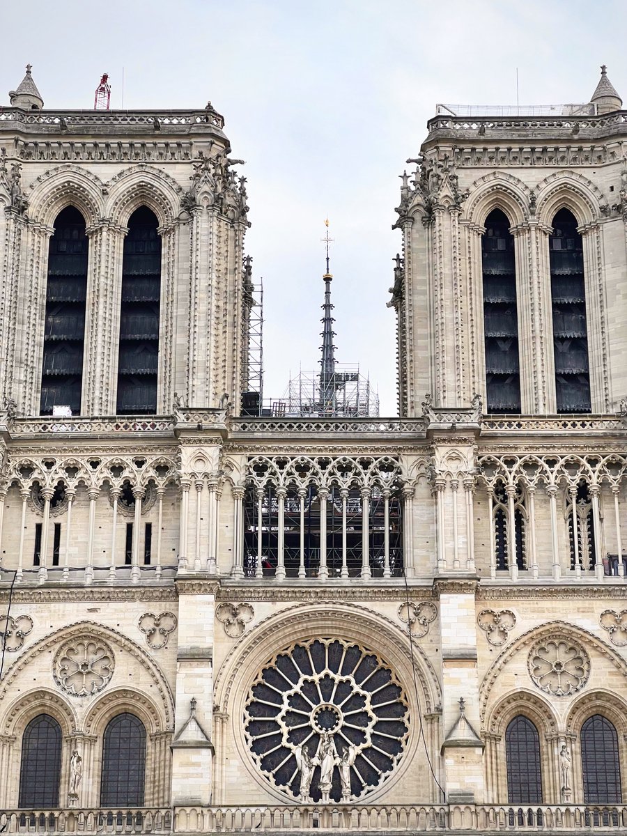 Elle se dessine à nouveau dans le ciel ! Fierté française.