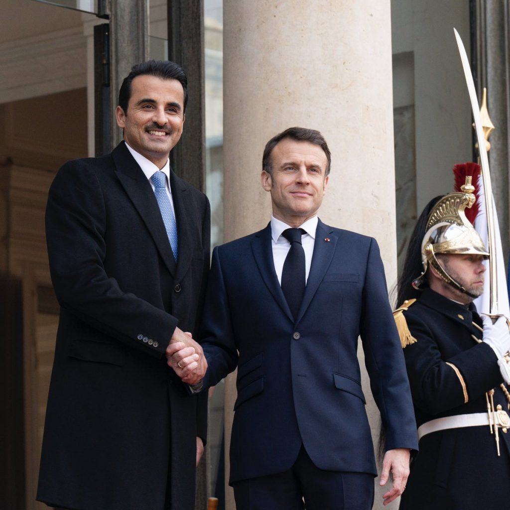 Votre Altesse, cher Tamim, C'est pour la France un honneur de vous recevoir. Nos liens sont un témoignage vivant de l'amitié franco-qatarienne. Continuons à œuvrer ensemble pour la paix au Proche-Orient et le respect du droit international partout dans le monde.