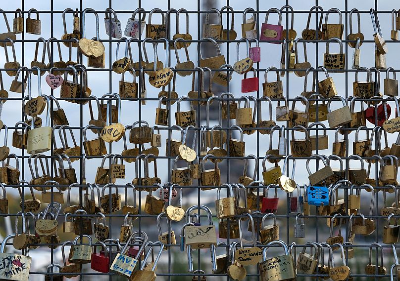 Pourquoi ne pas créer un cadenas d'amour pour vous célébrer, comme ceux-ci à Paris ?