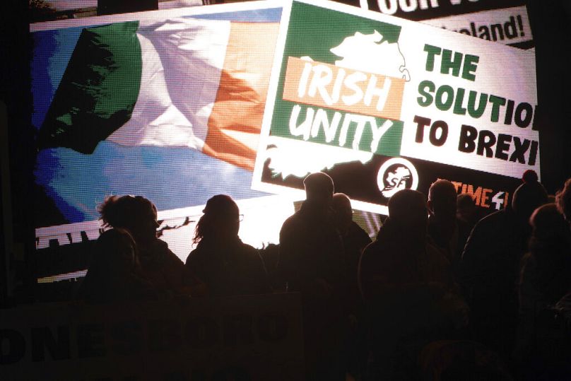 Des manifestants du groupe Border Communities Against Brexit organisent une manifestation à la frontière irlandaise du côté de la République d'Irlande, près de Jonesborough, octobre 2019.