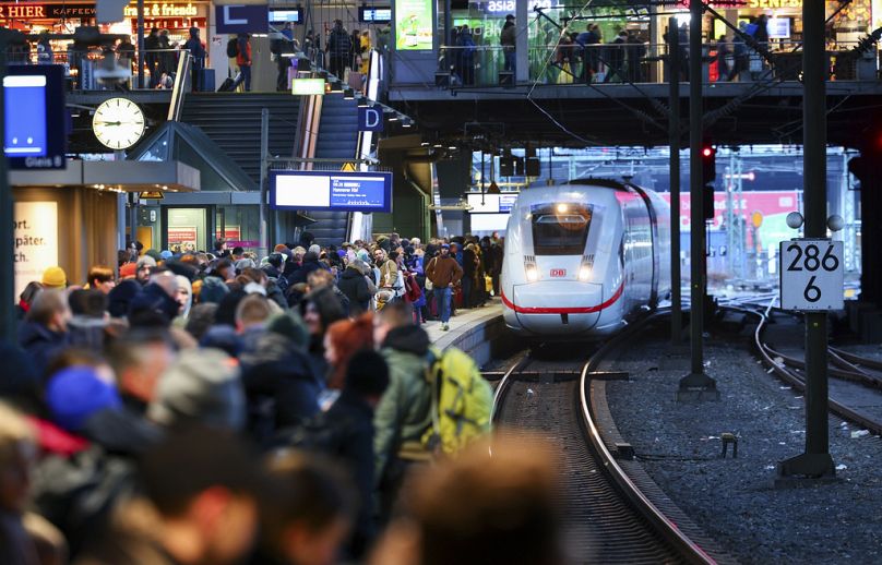 De nombreux voyageurs attendent leur train sur un quai plein à la gare principale de Hambourg, décembre 2023