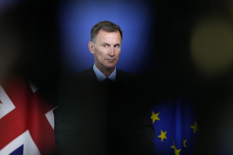 Le chancelier de l'Échiquier du Royaume-Uni, Jeremy Hunt, écoute les questions lors d'une conférence de presse au siège de l'UE à Bruxelles, en mai 2023.