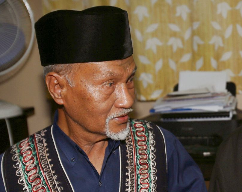 Esmail Kiram II s'entretient avec son frère Jamalul Kiram III alors qu'ils posent pour les photographes dans sa résidence de Taguig, au sud de Manille, mars 2013.