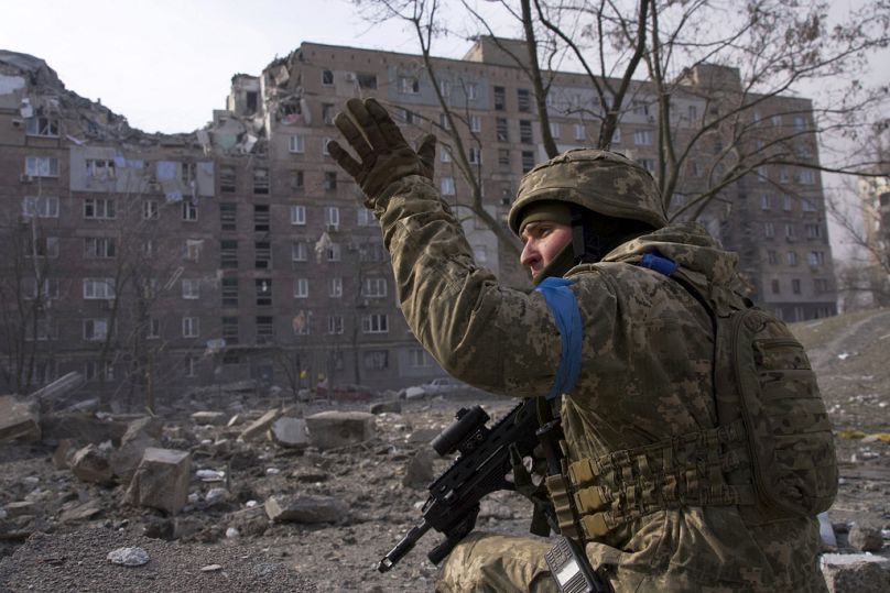 Un militaire ukrainien garde sa position à Marioupol, mars 2022