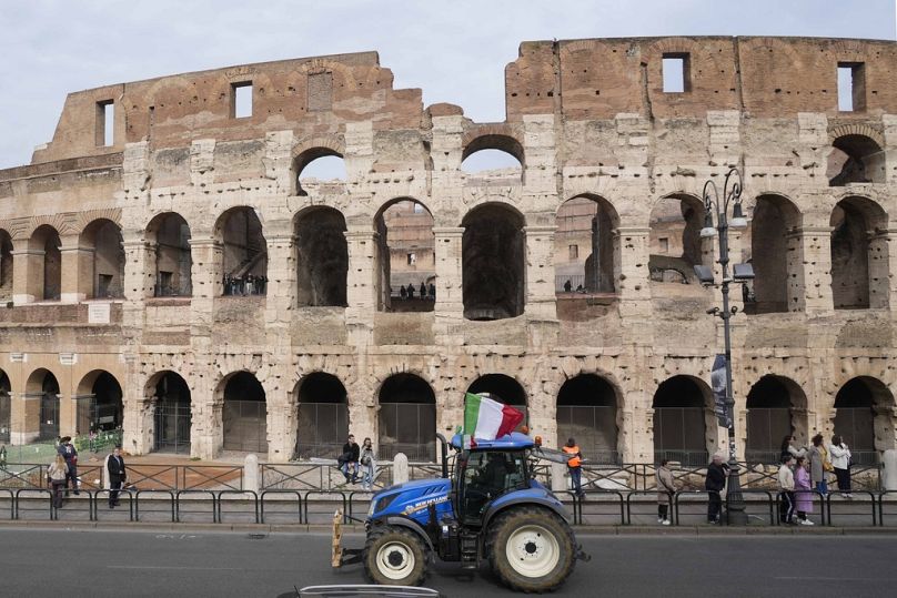 Un tracteur agricole passe devant le Colisée de Rome pour protester contre les politiques agricoles du gouvernement et de l'UE, février 2024.