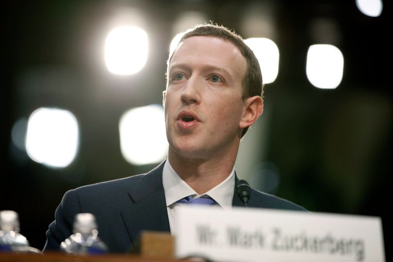 Le PDG de Facebook, Mark Zuckerberg, témoigne devant le Congrès américain sur l'utilisation des données de Facebook pour cibler les électeurs américains lors des élections de 2016.