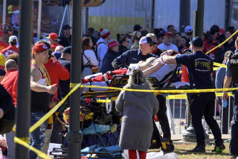 La police nettoie la zone à la suite d'une fusillade lors de la célébration du Super Bowl de football de la NFL des Chiefs de Kansas City à Kansas City, Missouri, le mercredi 14 février 2024.