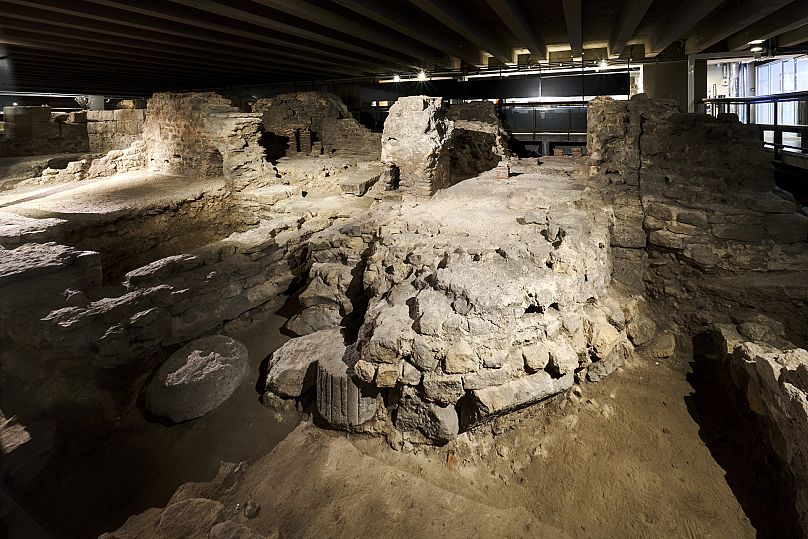 La crypte archéologique de l'île de la Cité présente des vestiges du IVe siècle, époque où Paris était une ville gallo-romaine de taille moyenne appelée Lutèce.