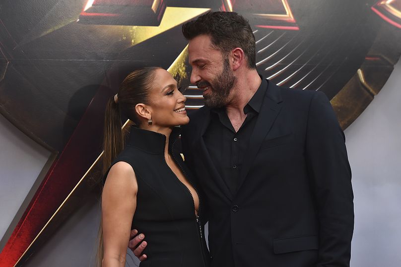 Jennifer Lopez, à gauche, et Ben Affleck arrivent à la première de