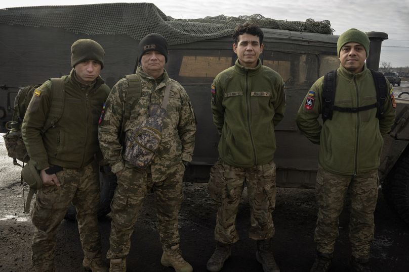 Des vétérans colombiens qui ont rejoint les forces armées ukrainiennes pour aider à combattre la Russie posent pour une photo près de leur Humvee sur la ligne de front près de Lyman, dans la région de Donetsk, en Ukraine, lundi.