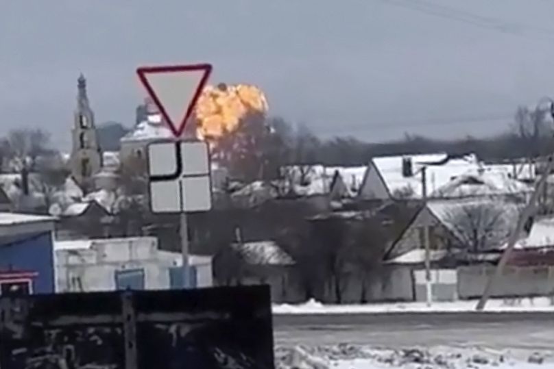 Dans cette photo tirée d'une vidéo UGC validée, on voit des flammes s'élevant de la scène d'un avion de guerre écrasé dans une zone résidentielle près de Yablonovo, le 31 janvier 2024.