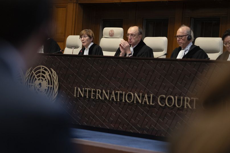 La juge présidente Joan Donoghue, à gauche, lit la décision de la Cour internationale de Justice dans l'affaire du génocide ukrainien.