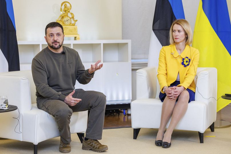 Le Premier ministre estonien Kaja Kallas, à droite, et le président ukrainien Volodymyr Zelenskyy assistent à une conférence de presse conjointe à la Maison Stenbock, à Tallinn, en Estonie, en 2024.