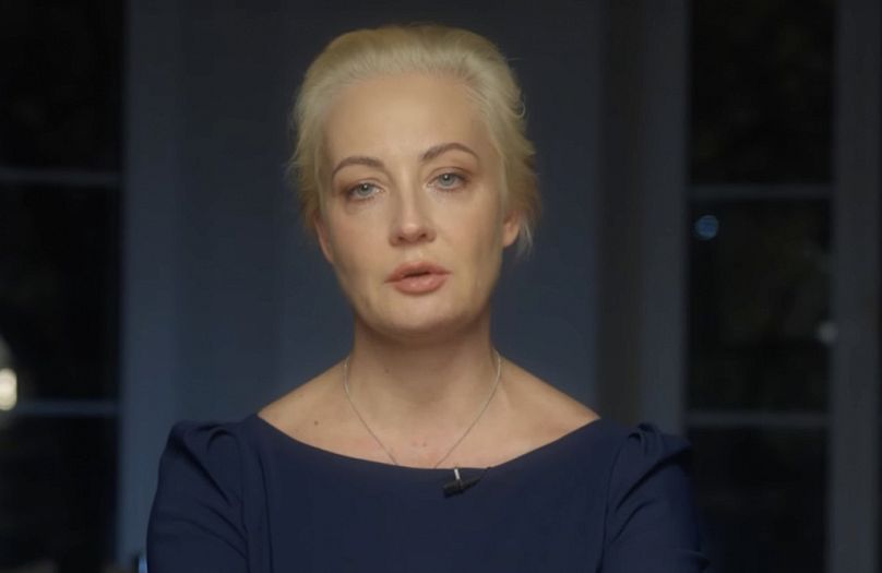 Ioulia Navalnaïa, veuve du leader de l'opposition russe Alexeï Navalny, donne un message vidéo après la mort de son mari.