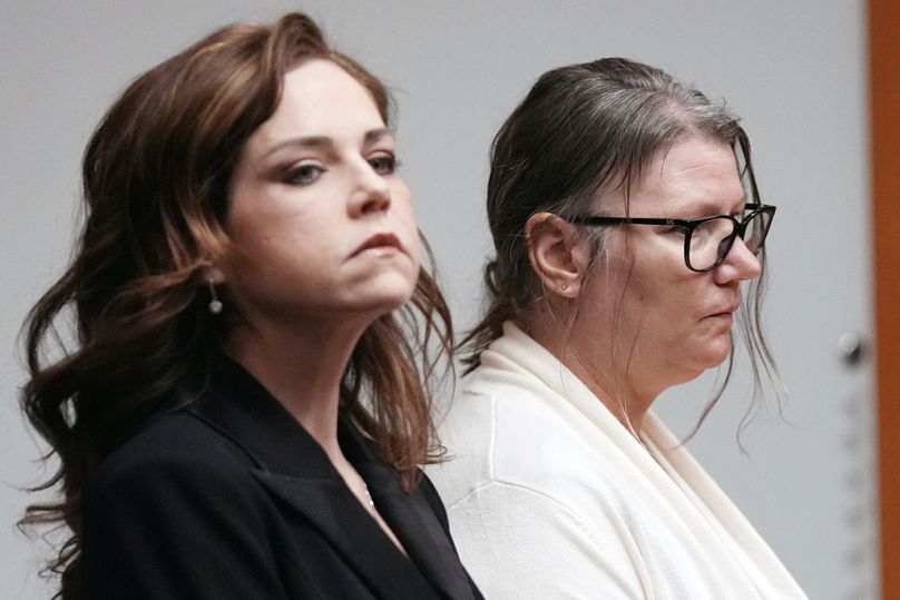 L'avocate Shannon Smith, à gauche, se tient à côté de l'accusée Jennifer Crumbley lors de son procès, le lundi 5 février 2024 à Pontiac, Michigan.