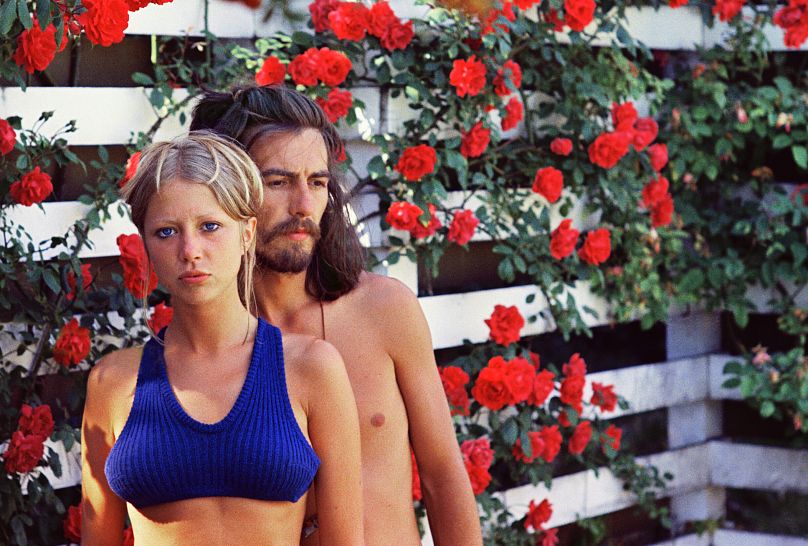 Pattie Boyd et George Harrison posant pour une photo prise par Boyd chez eux à Surrey, dont la vente est estimée entre 4 000 et 6 000 livres.
