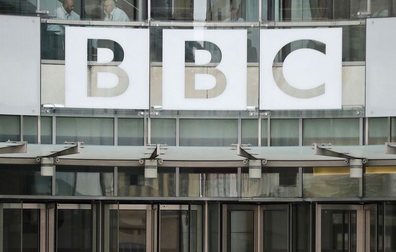 Le panneau de la BBC est visible devant l'entrée du siège de l'organisation médiatique financée par l'État, le 19 juillet 2017, à Londres.