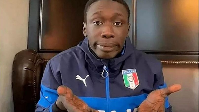 Khaby Lame fait sa pose signature