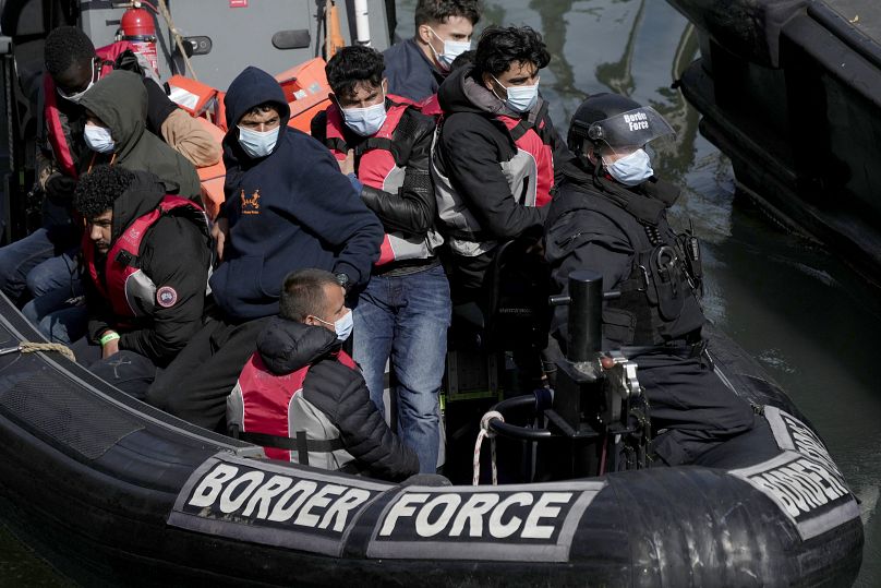 Les gens pensent qu'il s'agit de migrants qui ont entrepris la traversée depuis la France à bord de petites embarcations et ont été récupérés dans la Manche.  Vendredi 17 juin 2022.