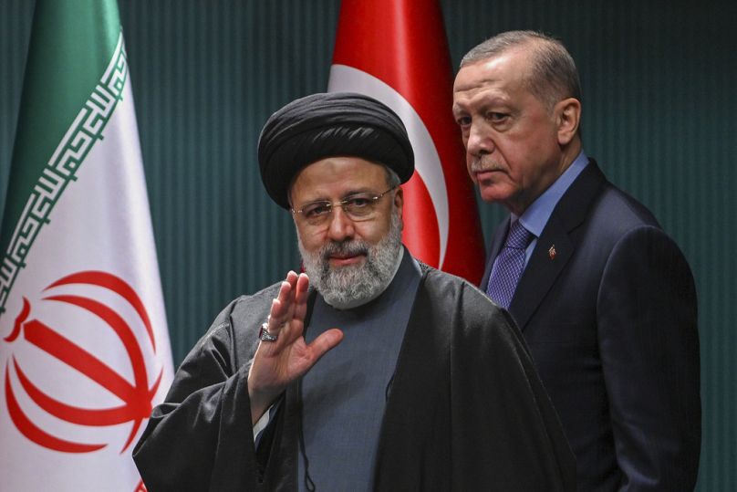 Le président iranien Ebrahim Raisi, à gauche, et le président turc Recep Tayyip Erdogan partent après une conférence de presse conjointe à l'issue de leur rencontre.