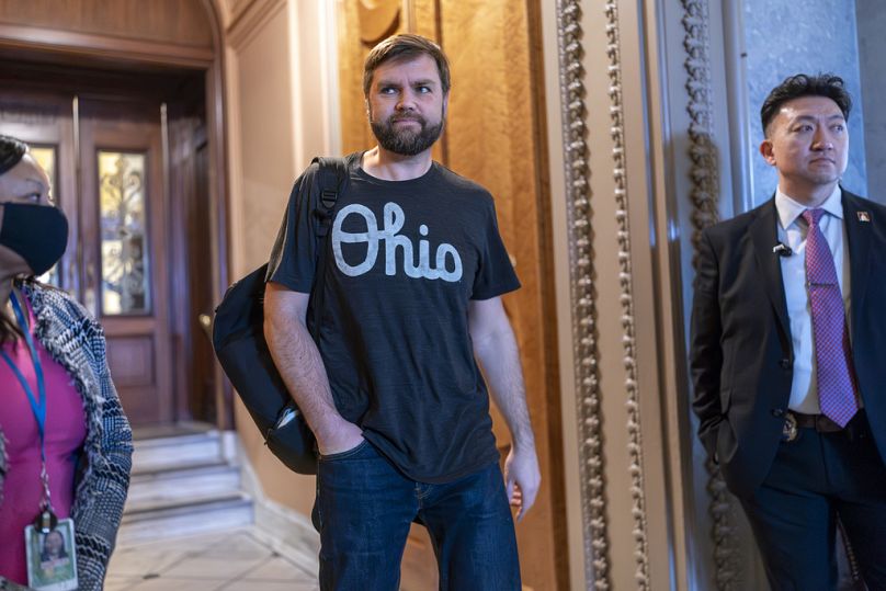 Le sénateur JD Vance arrive pour un débat au Sénat et un vote sur le programme d'aide à l'Ukraine et à Israël.