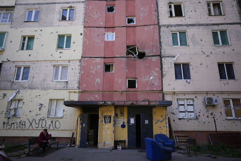 Un habitant est assis devant une maison détruite par les bombardements à Irpin, dans la banlieue de Kiev, en Ukraine, le mardi 24 mai 2022.