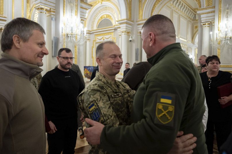 L'ancien commandant en chef des forces armées ukrainiennes Valerii Zaluzhnyi, à droite, et le nouveau commandant en chef des forces armées ukrainiennes Oleksandr Syrsky