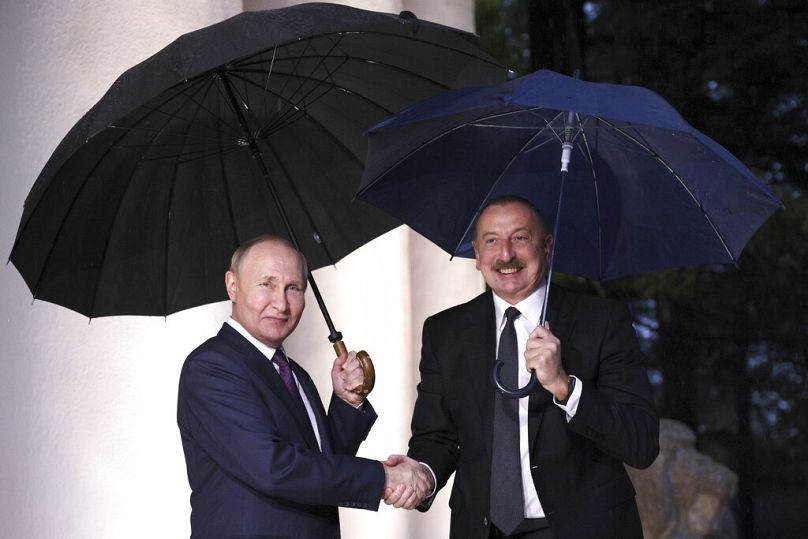 Le président russe Vladimir Poutine, à gauche, et le président azerbaïdjanais Ilham Aliyev posent pour une photo avant leur rencontre à Sotchi, en Russie, le lundi 31 octobre 2022.