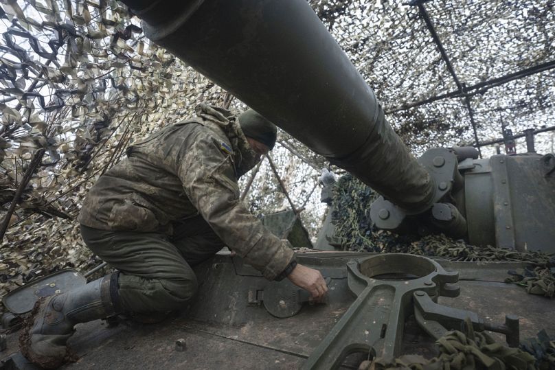 Un soldat de la 12e Brigade des Forces Spéciales Azov de la Garde Nationale se prépare à tirer avec un canon automoteur de 155 mm M109 Paladin, vers des positions russes, le 28 janvier 2024.