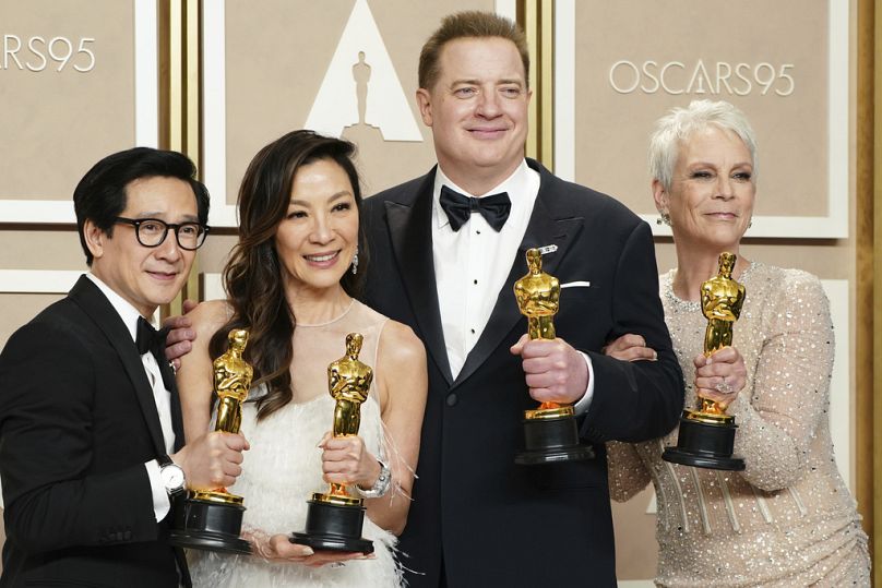 Ke Huy Quan, Michelle Yeoh, Brendan Fraser et Jamie Lee Curtis posent avec leurs récompenses à la cérémonie des Oscars le 12 mars 2023 à Los Angeles.