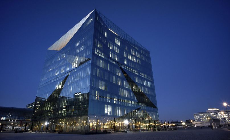 Un restaurant est illuminé à l'intérieur du bâtiment de bureaux « Cube Berlin », à côté de la gare principale de Berlin, en Allemagne, le mardi 9 janvier 2024.