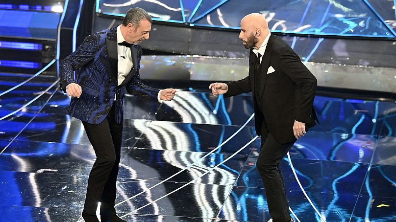 John Travolta, à droite, et Amadeus se produisent lors de la 74e édition du Festival de la chanson italienne de Sanremo au Théâtre Ariston à Sanremo, dans le nord de l'Italie, le mardi 7 février 2024.