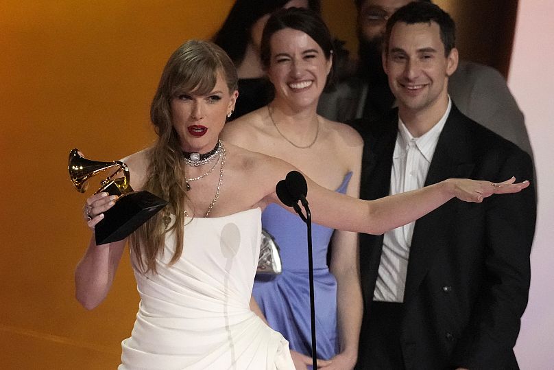 Taylor Swift reçoit le prix de l'album de l'année pour 