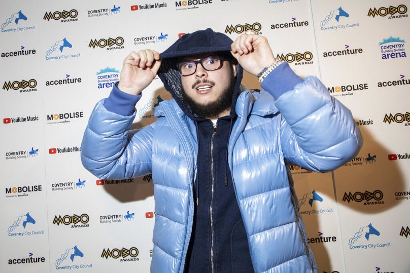 Potter Payper pose pour les photographes à son arrivée au lancement des nominations aux MOBO Awards à Londres, le jeudi 11 novembre 2021.