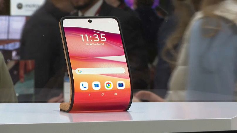 Un concept de téléphone est exposé au Mobile World Congress.