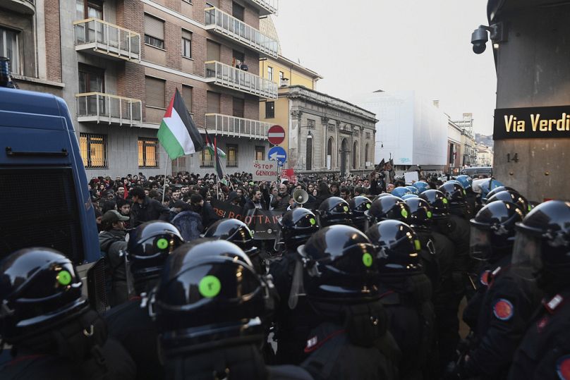 Des manifestants pro-palestiniens manifestent devant le siège de la Rai à Turin, en Italie, le mardi 13 février 2024.