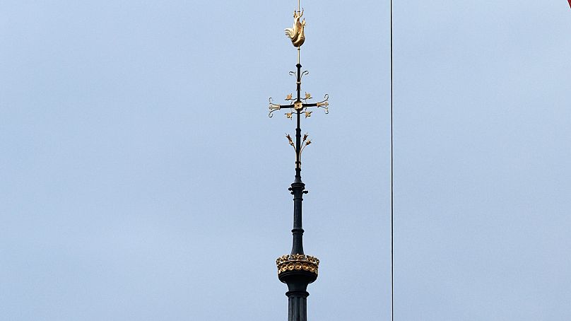 Des échafaudages sont retirés autour de la flèche de la cathédrale Notre-Dame de Paris, montrant le coq et la croix, lundi 12 février 2024 à Paris.